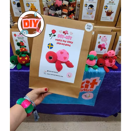 DIY kit Sköldpadda Turtellini Röd Rosa med Hjärtan • Virkset gosedjur • DIY-kit • Crochetbykim