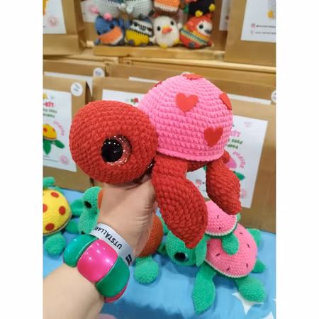 DIY kit Sköldpadda Turtellini Röd Rosa med Hjärtan • Virkset gosedjur • DIY-kit • Crochetbykim