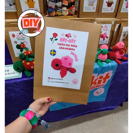 Turtellini Junior Rosa Röd med hjärtan – DIY-kit Virka din egen Hjärtsköldpadda! 🐢