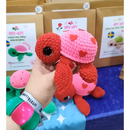 Turtellini Junior Rosa Röd med hjärtan – DIY-kit Virka din egen Hjärtsköldpadda! 🐢