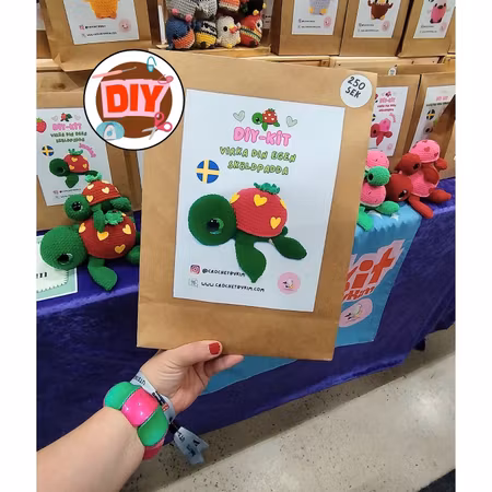 DIY kit Sköldpadda Turtellini Jordgubbe • Virkset gosedjur • DIY-kit • Crochetbykim