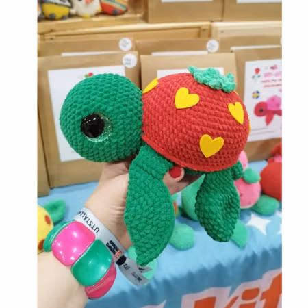 DIY kit Sköldpadda Turtellini Jordgubbe • Virkset gosedjur • DIY-kit • Crochetbykim