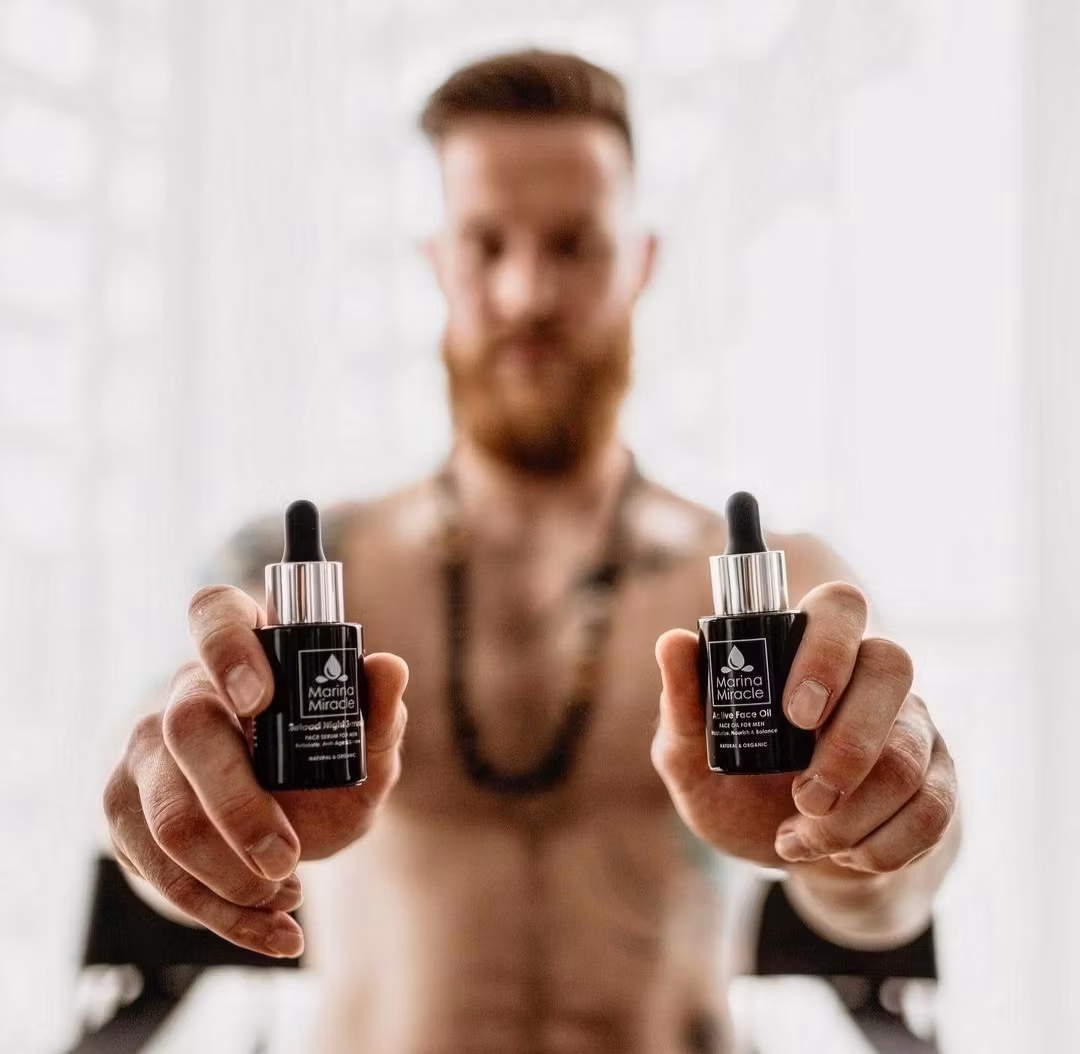 Ansiktsolje for menn med olivenblad og argan som fukter, balanserer og beskytter huden mot aldring.