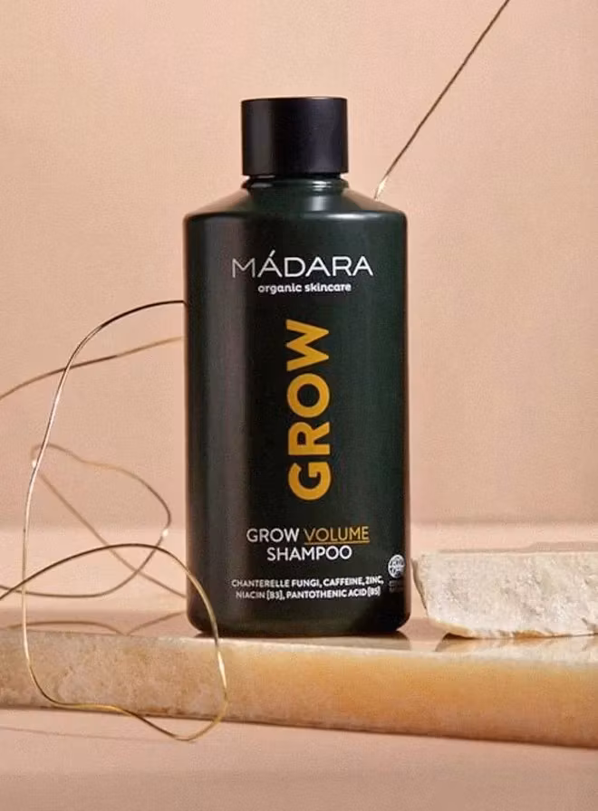 Madara Grow Volume Shampoo – volumgivende sjampo med koffein, vitamin B3 og B5 for fyldig og mykt hår, egnet for daglig bruk og alle hårtyper.