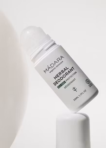 Madara Herbal Deodorant – naturlig og vegansk deodorant med salvie og mineraler som gir effektiv, langvarig friskhet uten flekker.