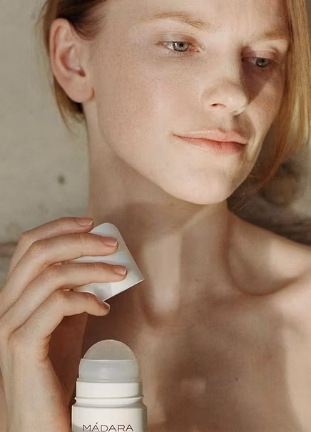 Madara Herbal Deodorant – naturlig og vegansk deodorant med salvie og mineraler som gir effektiv, langvarig friskhet uten flekker.