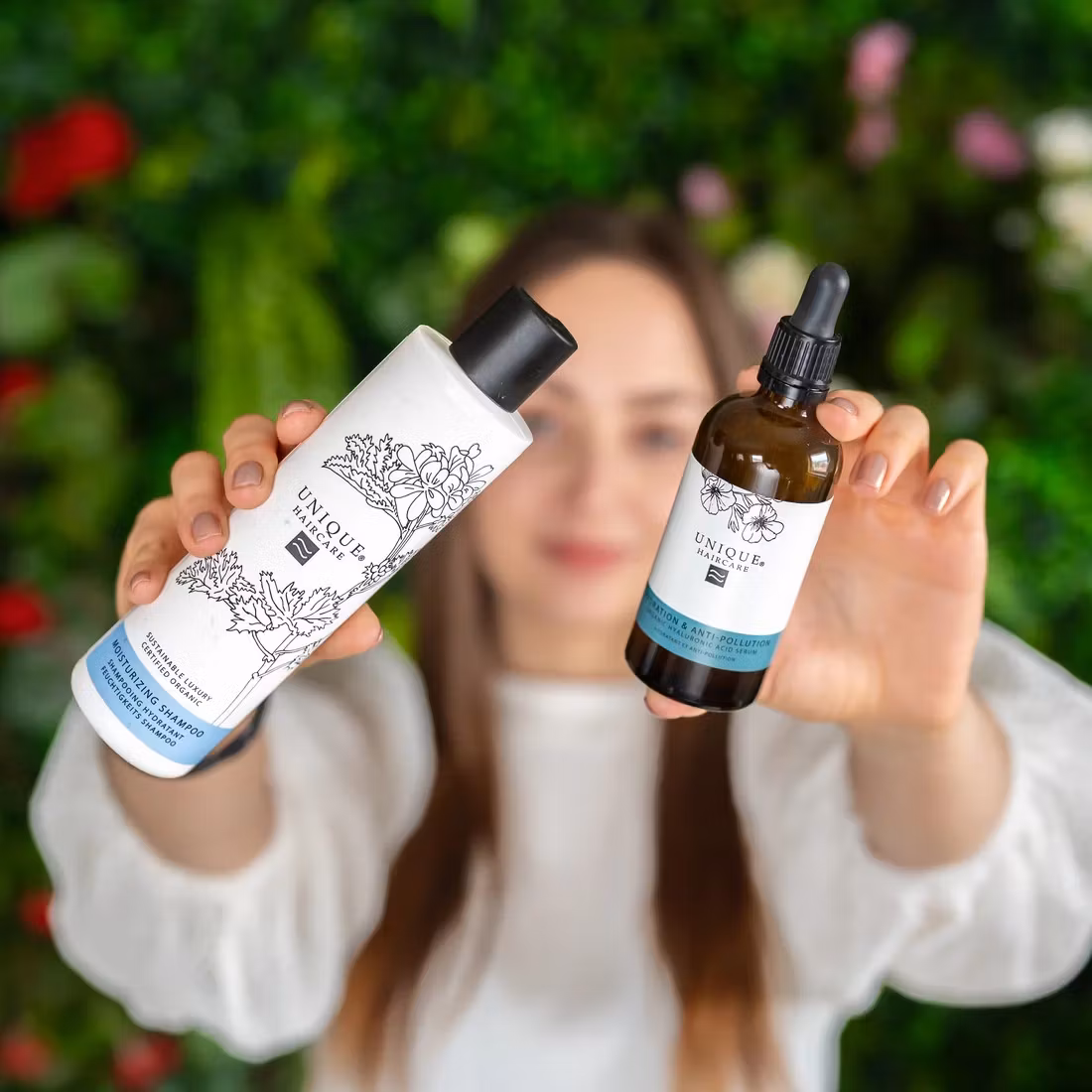 Unique Beauty Moisturizing Shampoo i bio-flaske – økologisk, vegansk og fuktighetsgivende med risproteiner og duft av røde bær.