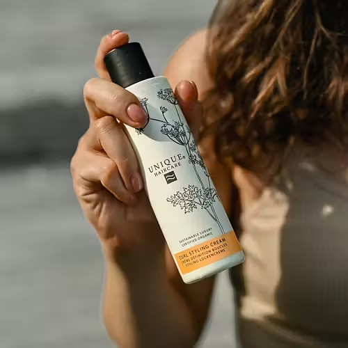 Unique Beauty Curl Styling Cream – økologisk, duftfri krøllekrem som gir definisjon, mykhet og glans med aloe vera og sheasmør.