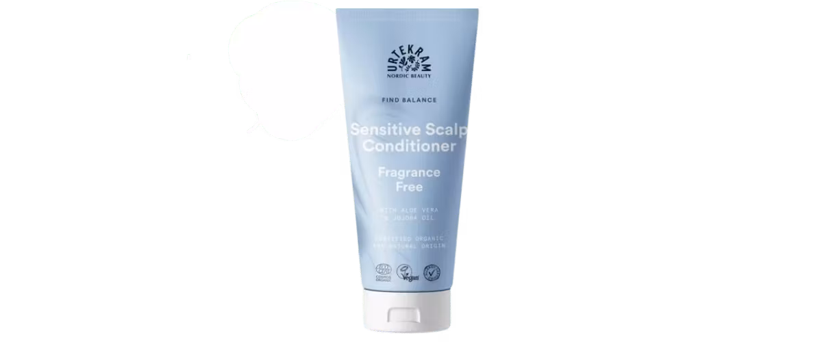Urtekram Sensitive Scalp Conditioner – duftfri balsam med aloe vera som beroliger hodebunnen, gir fuktighet og gjør håret mykt og lett å gre.
