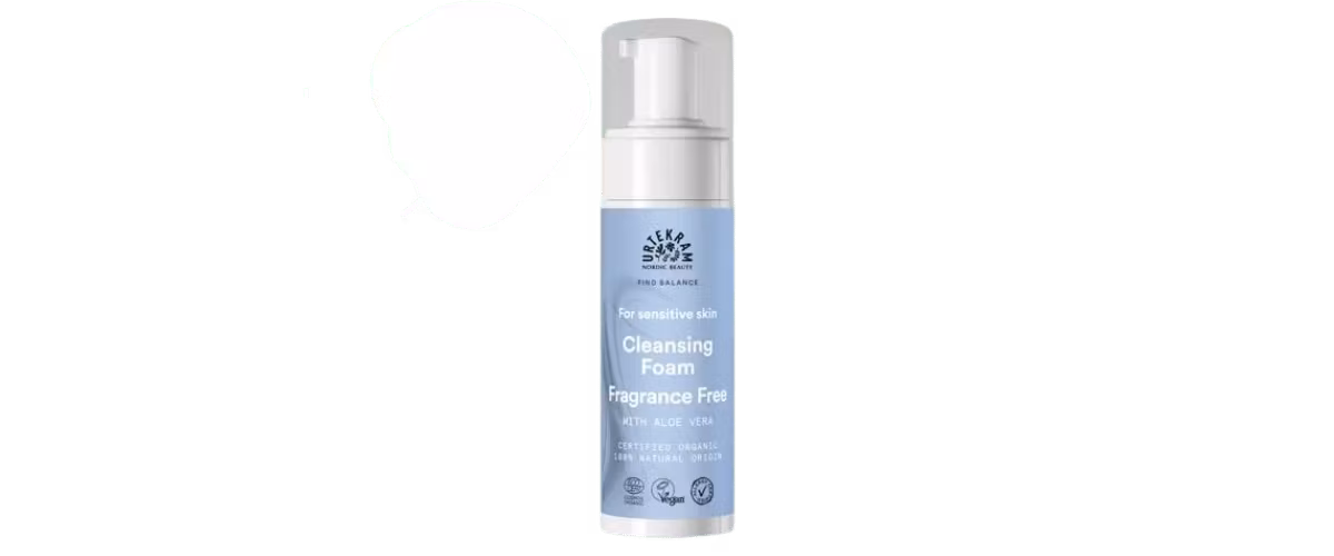 Urtekram Sensitive Skin Cleansing Foam – mild, duftfri renseskum med aloe vera som skånsomt renser huden og fjerner sminke uten å tørke ut.