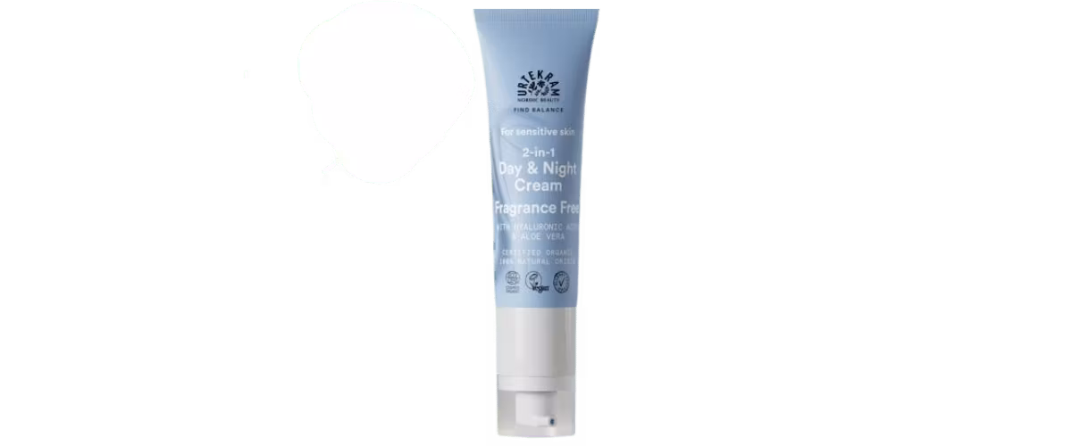 Urtekram Sensitive Skin 2in1 Day & Night Cream – nærende dag- og nattkrem med hyaluronsyre, aloe vera og kokosolje for fuktighet og elastisitet.