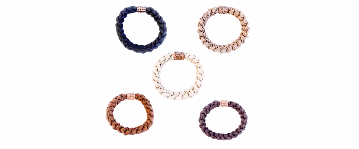 OnFleek Chunky Diamond hårstrikk med diamantspenne i beige – eksklusiv og chunky strikk som gir godt hold og glans til håroppsettet.