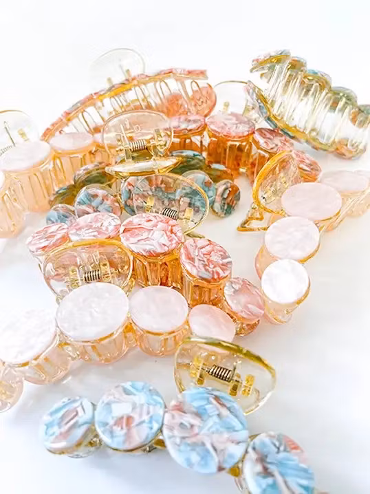 OnFleek Hairclip Bubbly Marble – Stor hårklype på 9 cm med rosa og mint marmor-effekt. Elegant og praktisk tilbehør for alle anledninger.