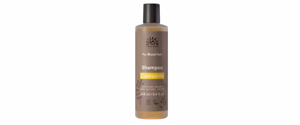 Urtekram Camomile Blond Hair Shampoo med kamille og aloe vera for blondt, stripet og lysnet hår som trenger glans, fuktighet og pleie.