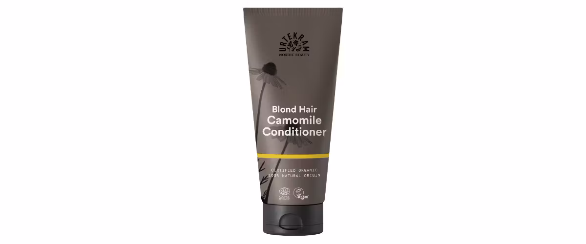 Urtekram Camomile Blond Hair Conditioner med kamille og aloe vera som gir blondt, stripet og lysnet hår fuktighet, glans og pleie.