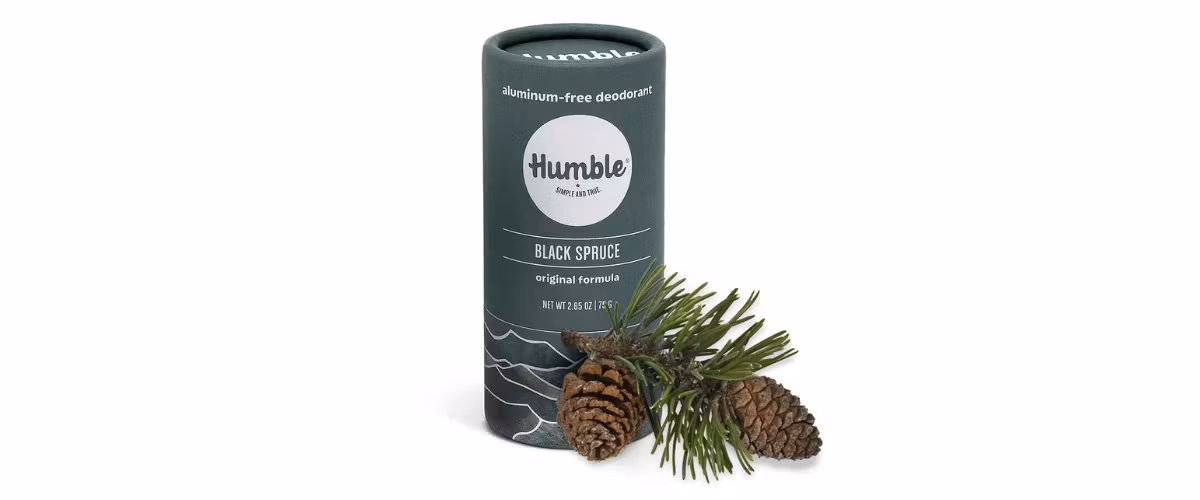 Humble Deodorant Black Spruce i nedbrytbar pappemballasje med naturlige ingredienser og frisk, maskulin skogsduft av svartgran.