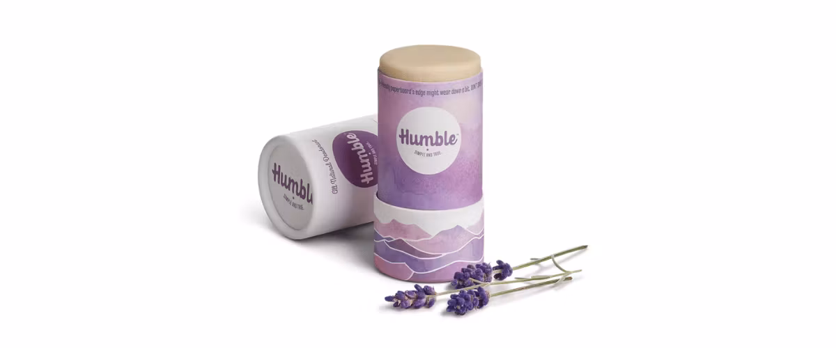 Humble Sensitive Mountain Lavender deodorant i nedbrytbar pappemballasje med naturlig lavendelduft og natronfri formulering for sensitiv hud.