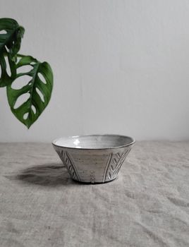 Skål - vit med karvat mönster
