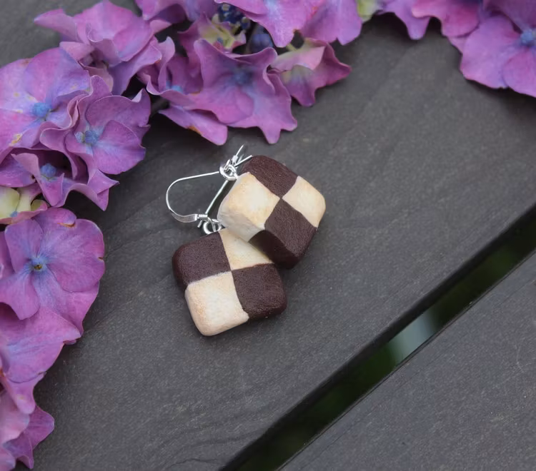 Ett Örhänge, schackrutor