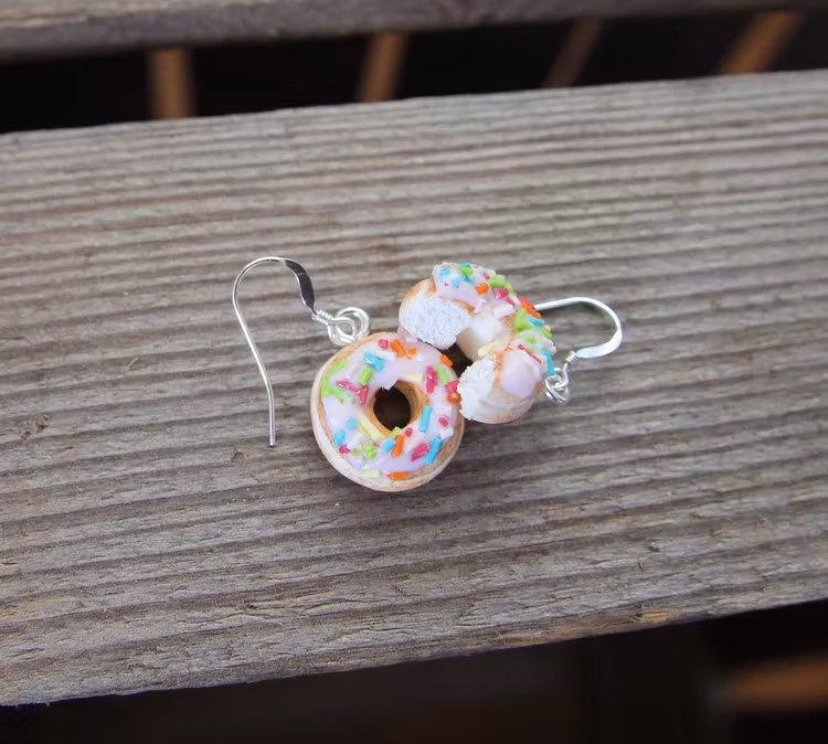 Ett Örhänge, donuts med rosa glasyr och strössel