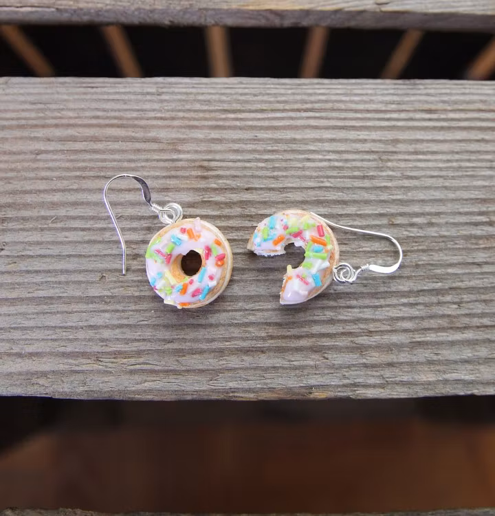 Ett Örhänge, donuts med rosa glasyr och strössel