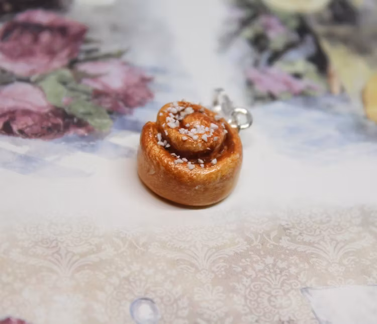 Halsbandshänge, kanelbulle