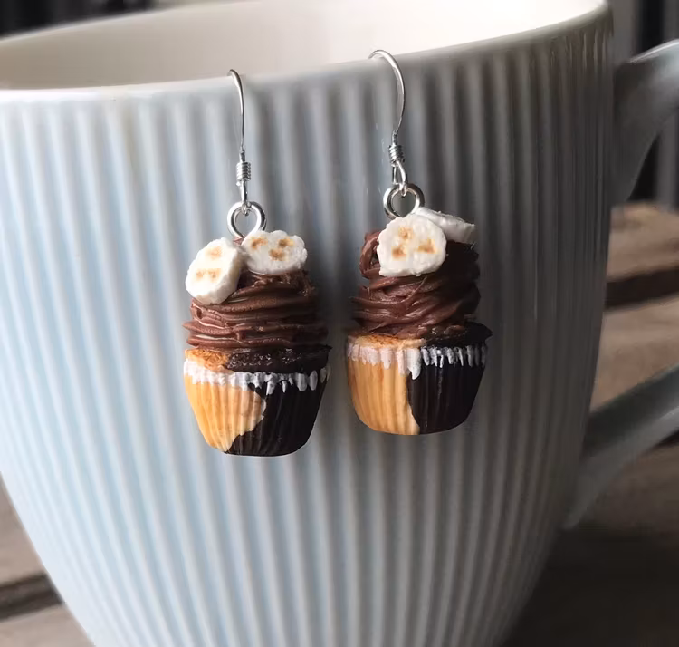 Örhängen, banan och chokladcupcakes