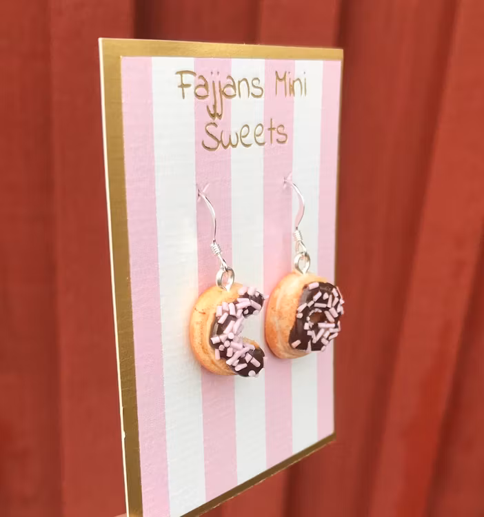 Örhängen, donuts med chokladglasyr och rosa strössel