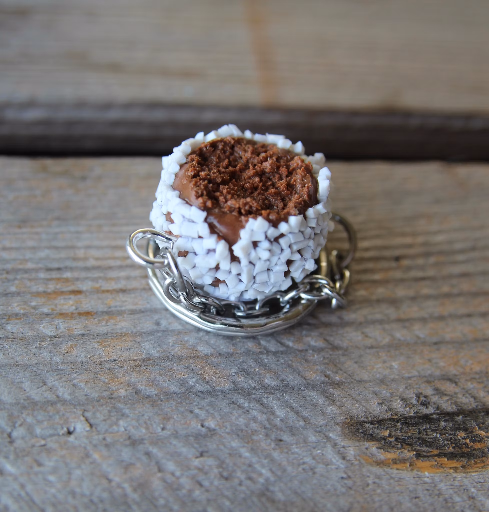 Nyckelring, chokladboll med pärlsocker med bett