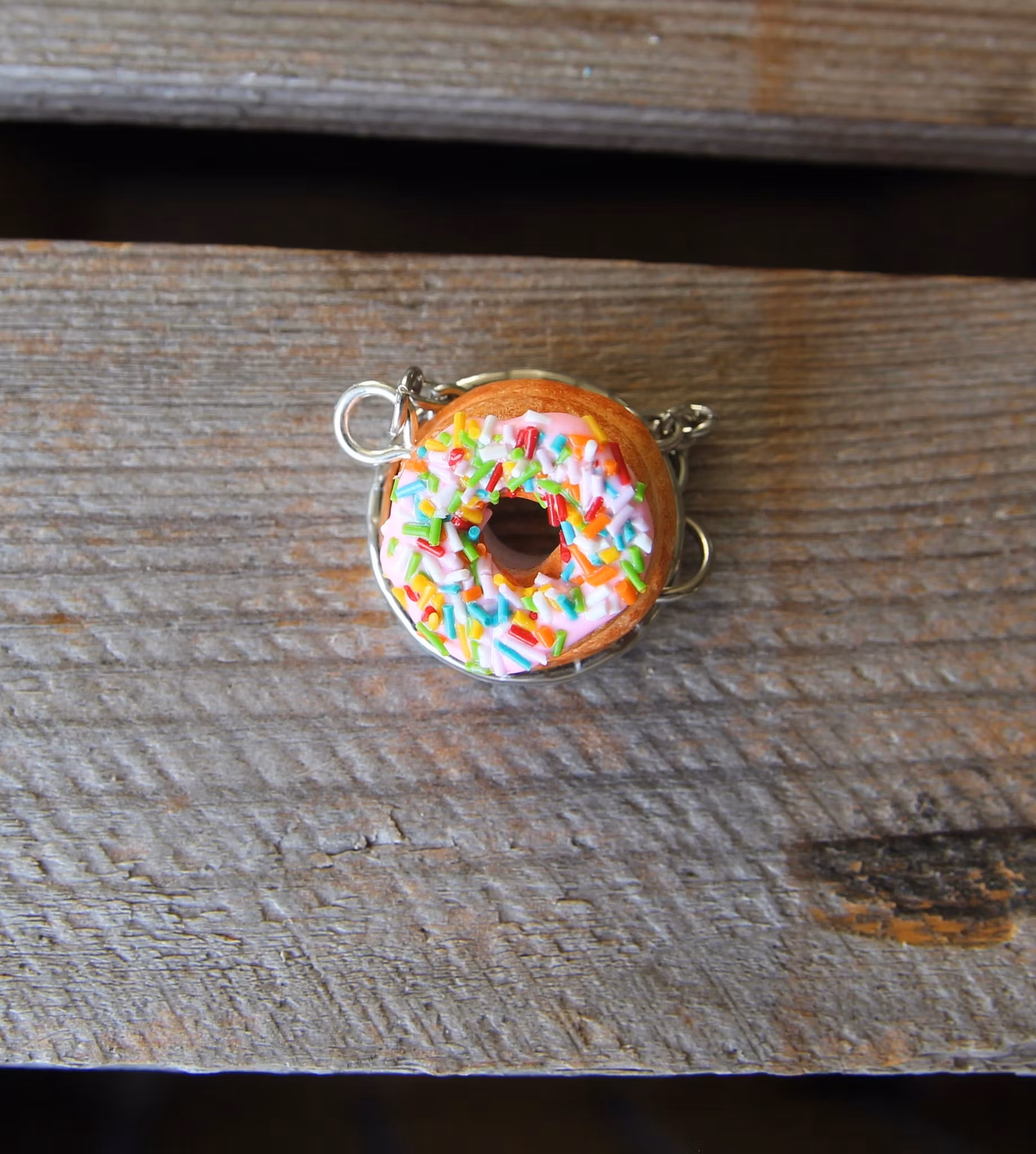 Nyckelring, donut med rosa glasyr och strössel
