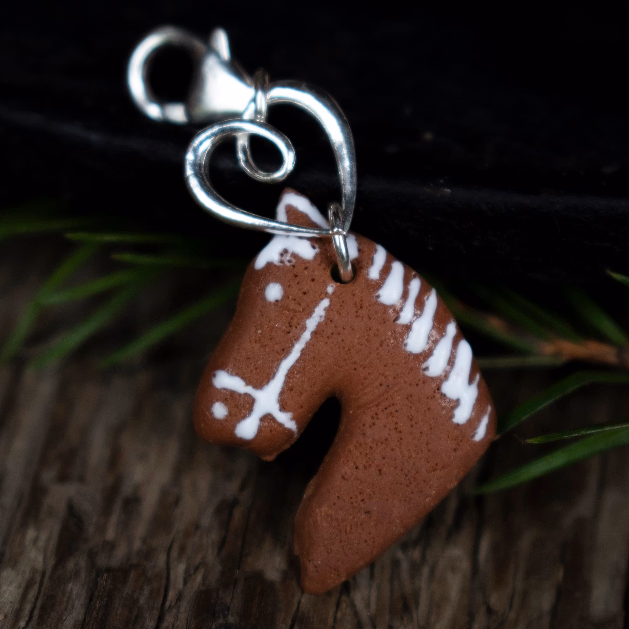 Halsbandshänge, pepparkakshäst med ett hjärta