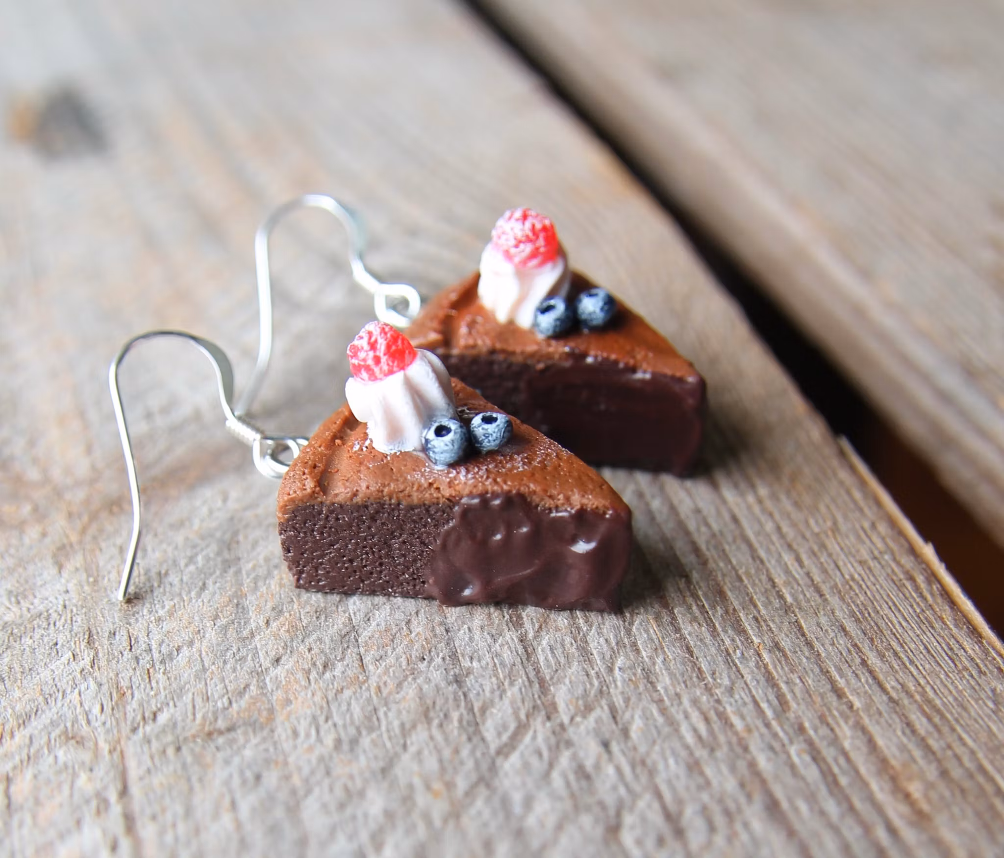 Örhängen, kladdkakor med grädde, blåbär och hallon