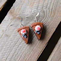 Örhängen, kladdkakor med grädde, blåbär och hallon