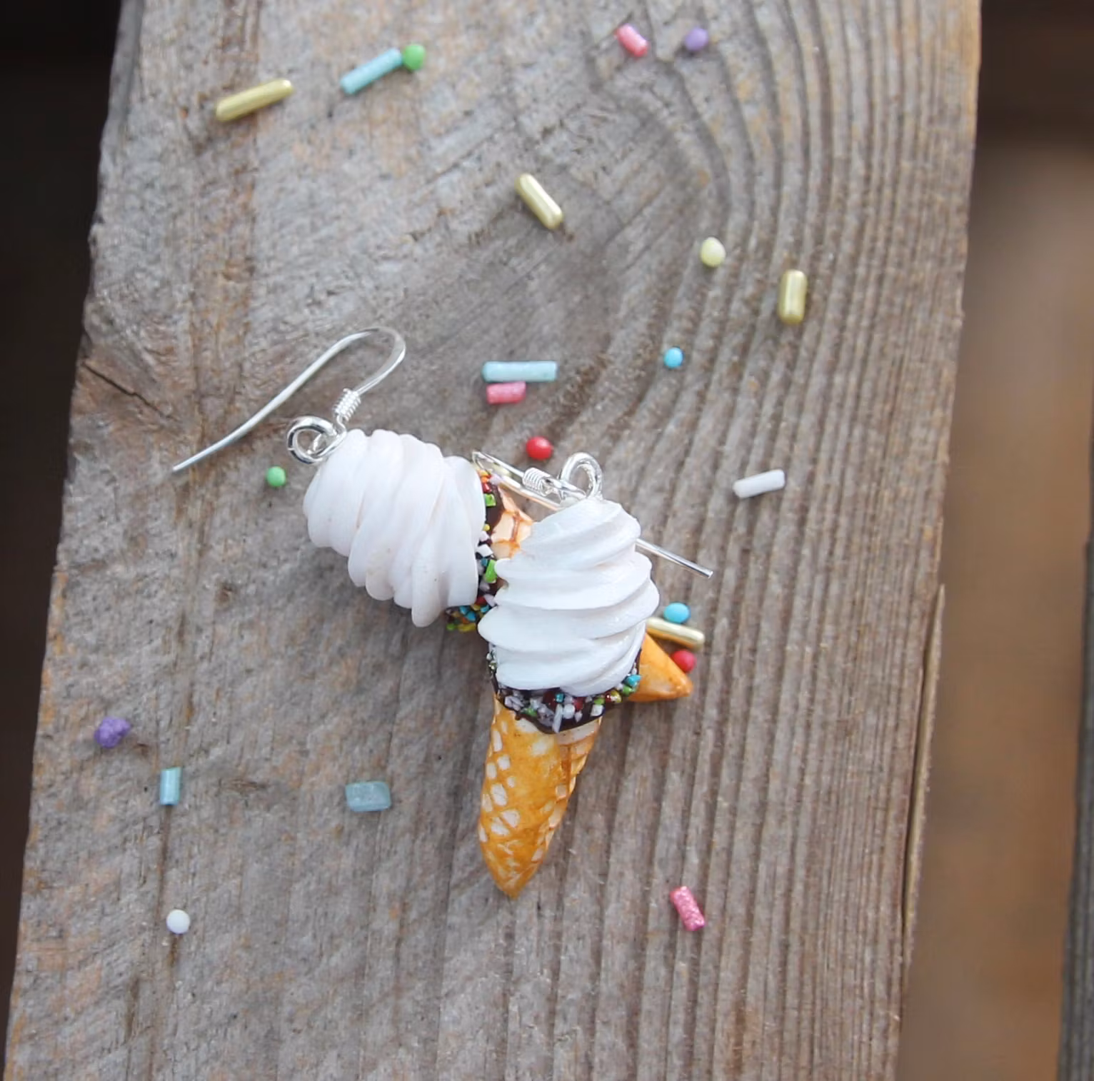 Örhängen, mjukglass med chokladdoppad våffla och strössel