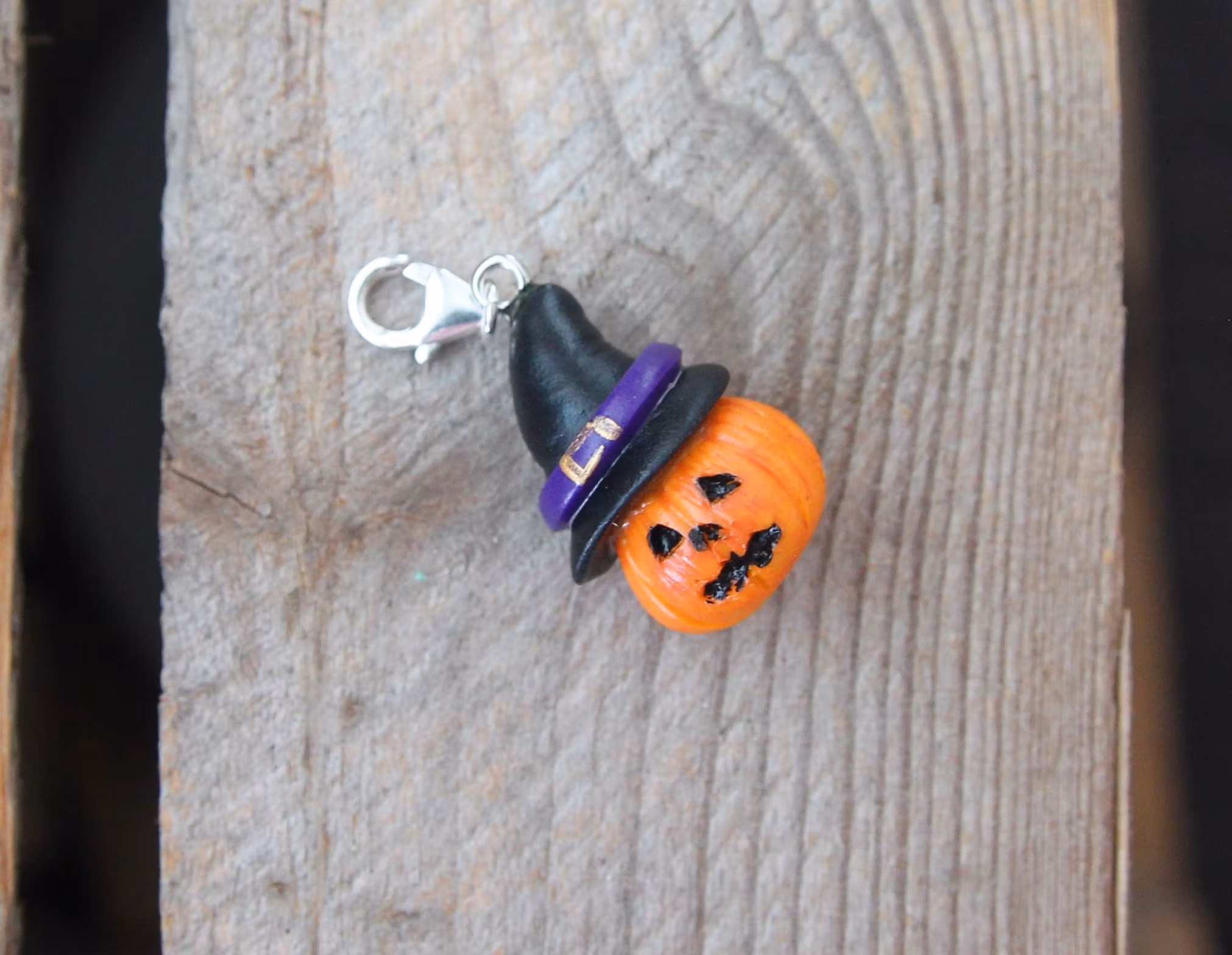 Halsbandshänge, halloweenpumpa med häxhatt