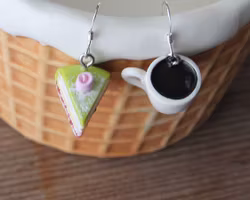 Örhängen, prinsesstårtbit och en kopp kaffe