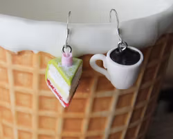 Örhängen, prinsesstårtbit och en kopp kaffe