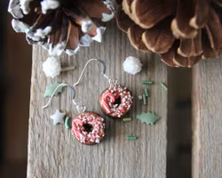 Örhängen, chokladdonuts med polkaströssel och en polkagris