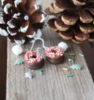 Örhängen, chokladdonuts med polkaströssel och en polkagris