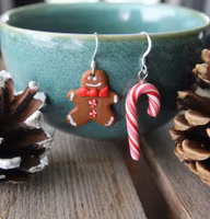 Örhängen, röd polkagriskäpp och pepparkaksgubbe