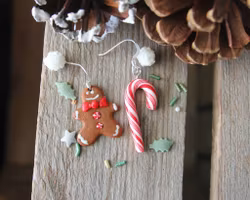 Örhängen, röd polkagriskäpp och pepparkaksgubbe