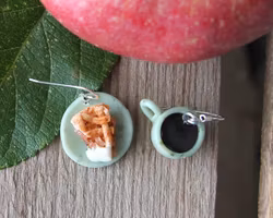 Örhängen, äppelpaj med kaffekopp