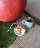 Örhängen, äppelpaj med kaffekopp