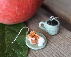 Örhängen, äppelpaj med kaffekopp