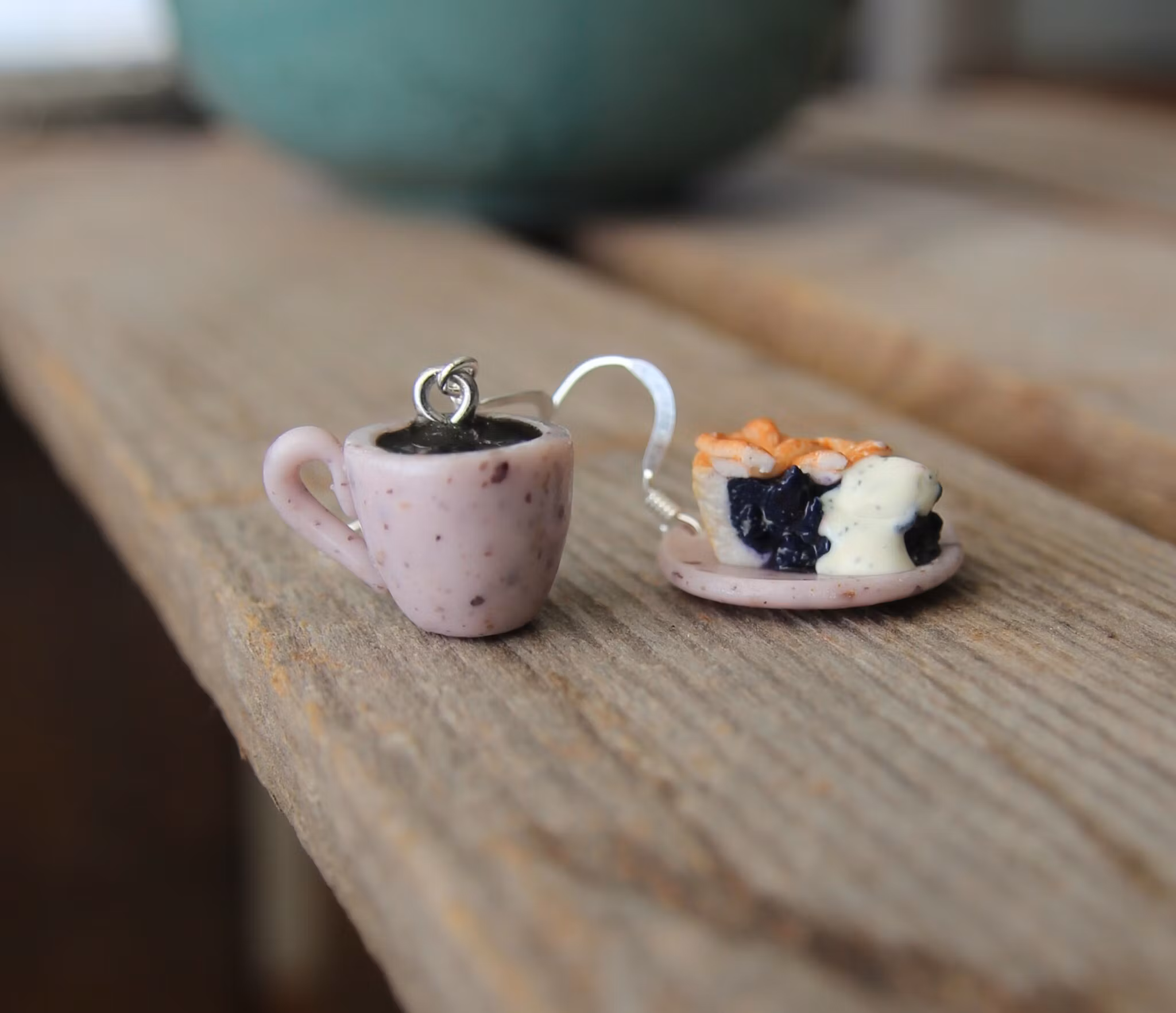 Örhängen, blåbärspaj med kaffekopp