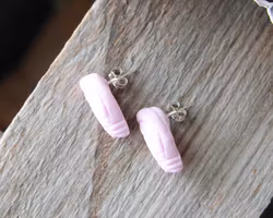 Stud Earrings, Skumtomtar