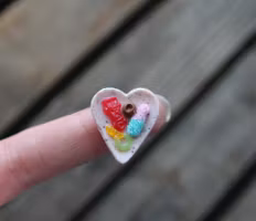 Miniatyr, ljusrosa godistallrik hjärtformad