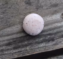 Miniatyr, ljusrosa godistallrik med surt godis