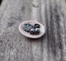 Miniatyr, ljusrosa godistallrik med salt godis