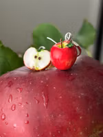 Örhängen, en äpplehalva och ett helt äpple